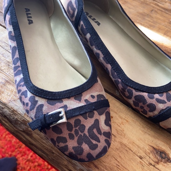 Leopard print flat shoes with very small 1/2 inch heal. - Picture 3 of 4